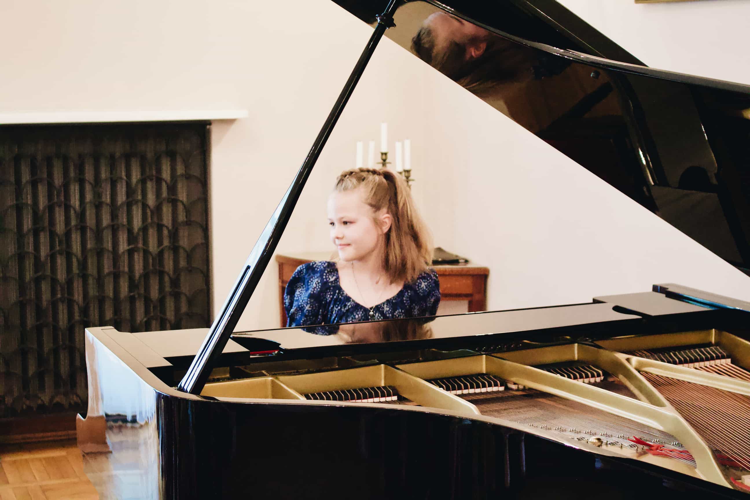 Unisono Koncert Doroczny 2022, uczennica grający na fortepianie podczas koncertu