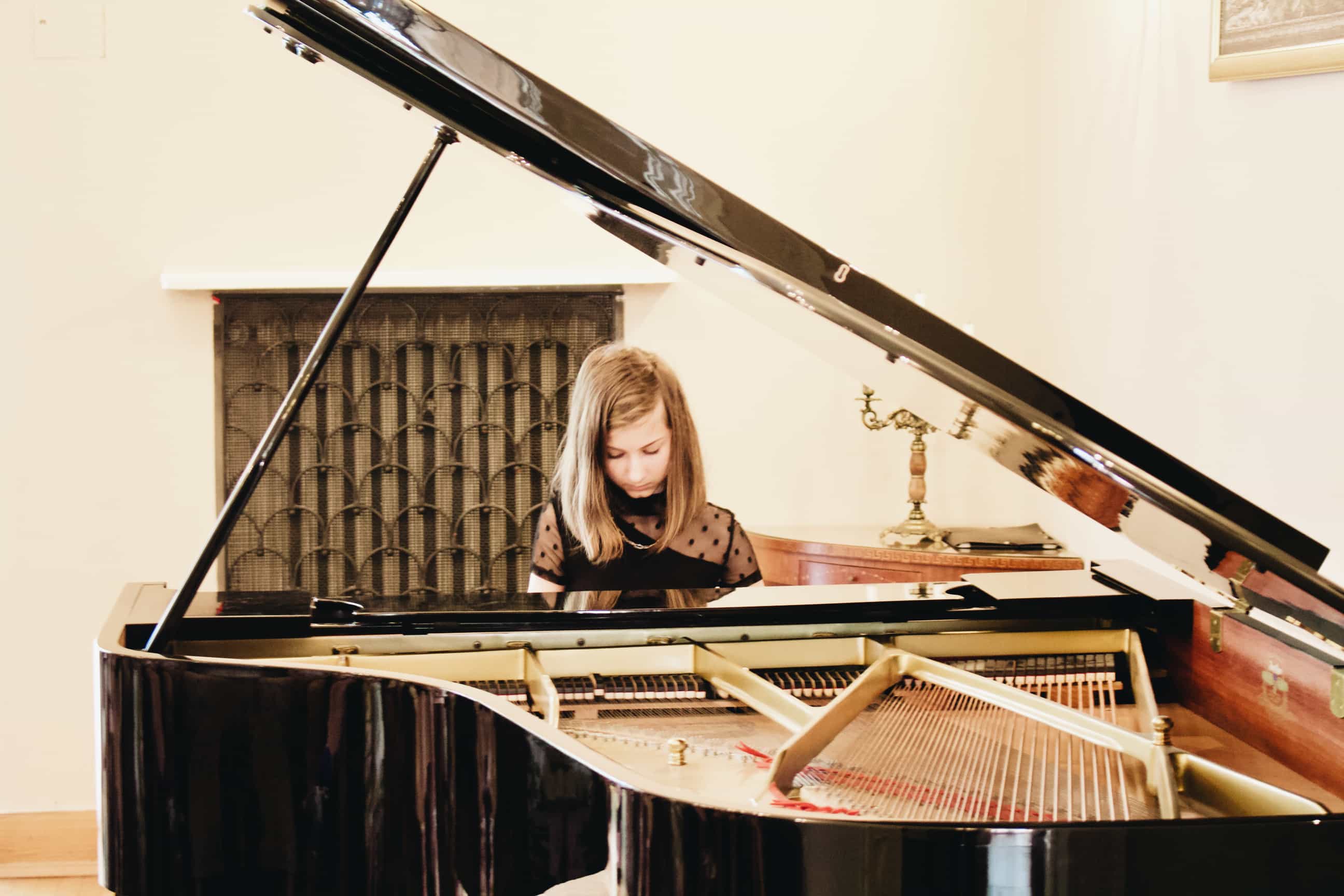 Unisono Koncert Doroczny 2022, uczennica grający na fortepianie podczas koncertu