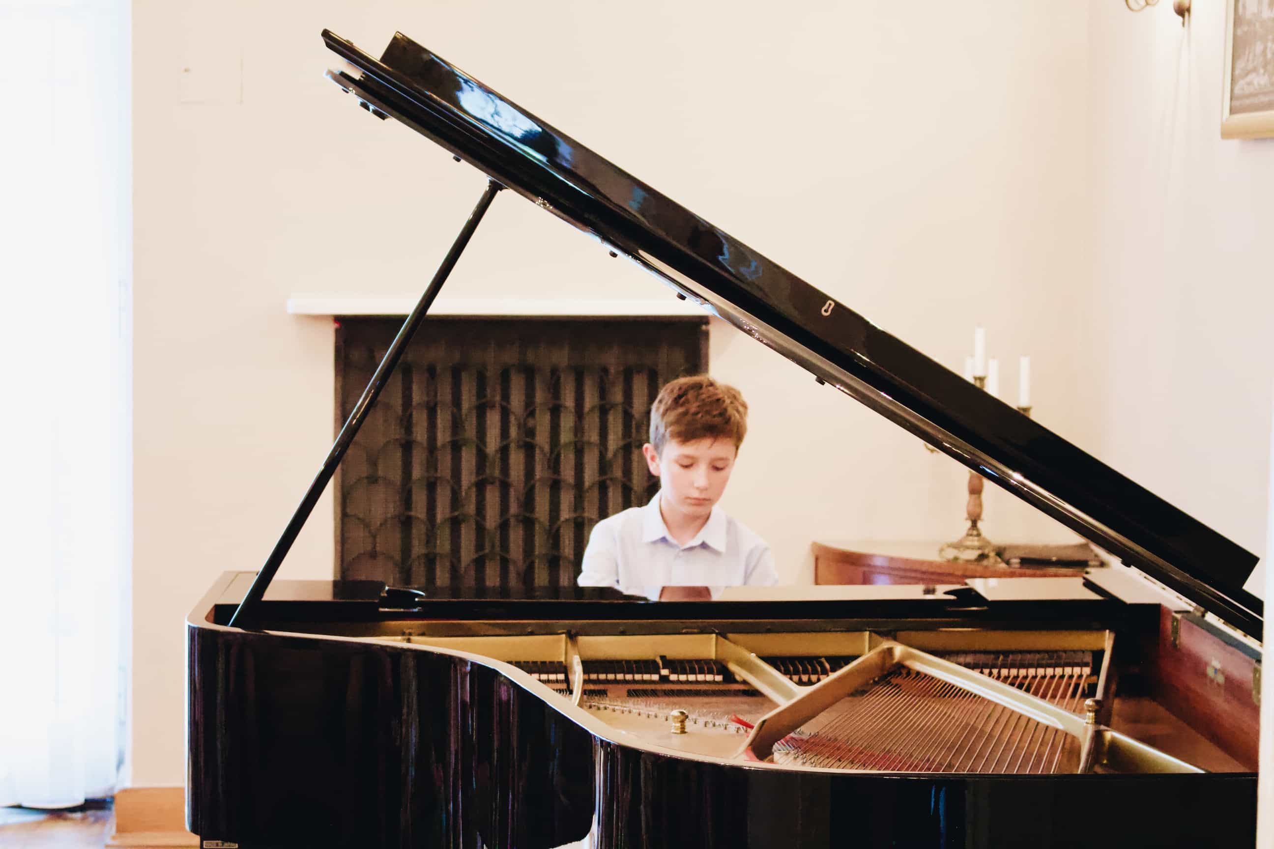 Unisono Koncert Doroczny 2022, uczeń grający na fortepianie podczas koncertu