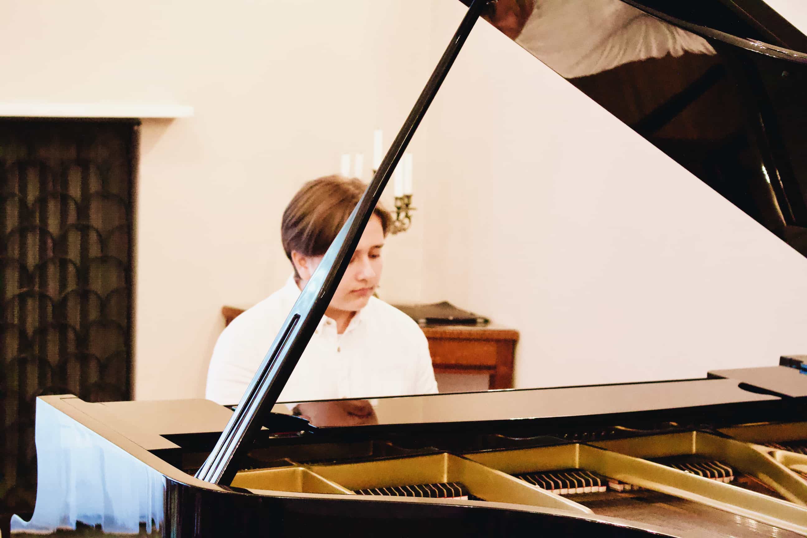 Unisono Koncert Doroczny 2022, uczeń grający na fortepianie podczas koncertu