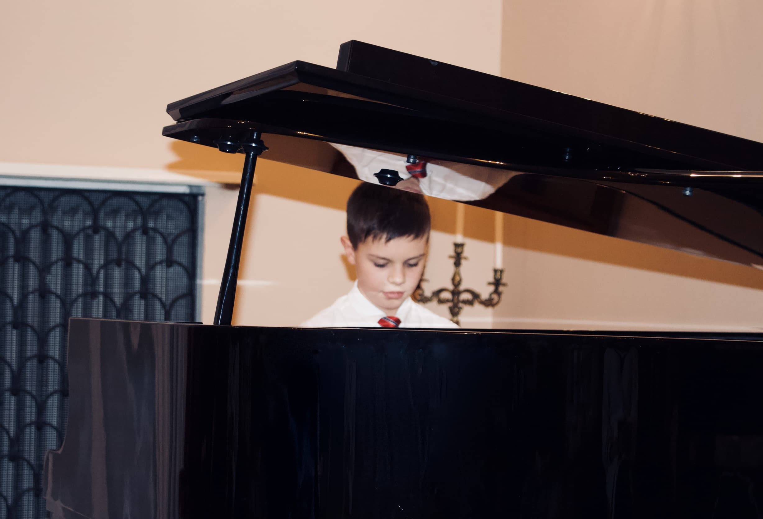 Koncert Listopadowy 2022, uczeń klasy fortepianu, fortepian