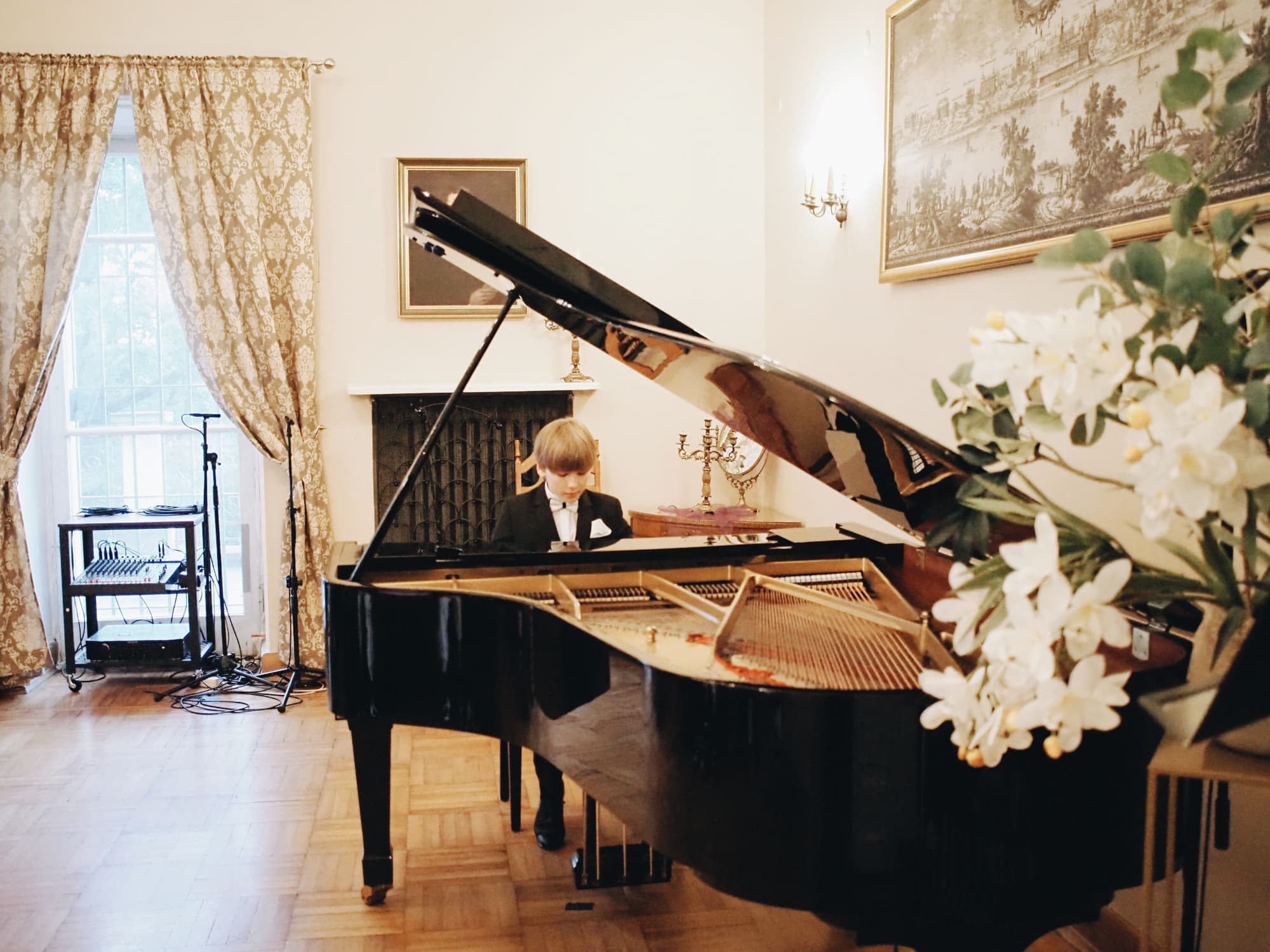 Młody pianista na Koncercie Dorocznym 2026 Chłopiec gra na fortepianie koncertowym w sali Pałacu Szustra podczas Koncertu Dorocznego 2026