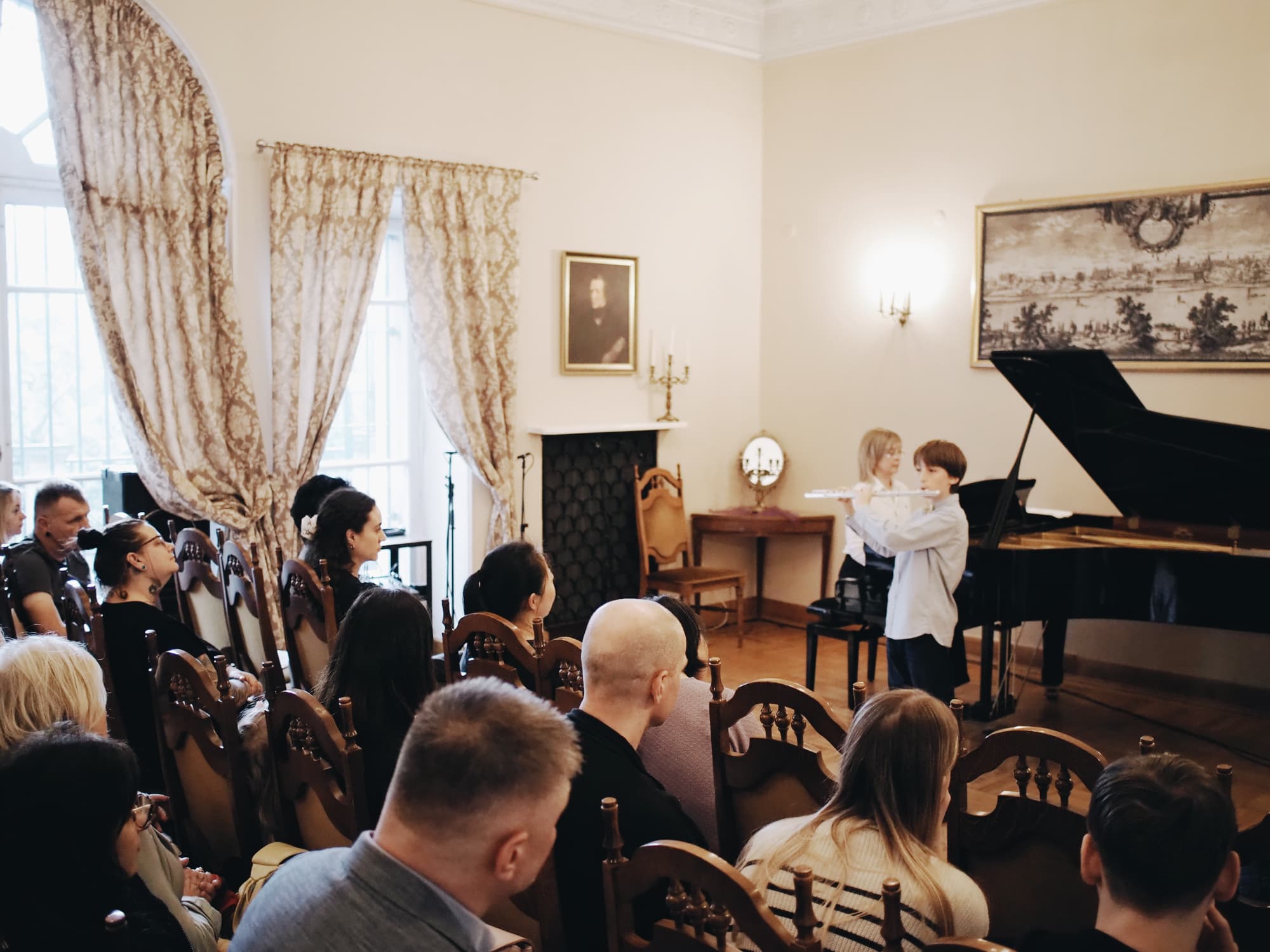 Flet i fortepian, Koncert Doroczny 2026 Uczeń gra na flecie poprzecznym przy fortepianie podczas Koncertu Dorocznego 2026