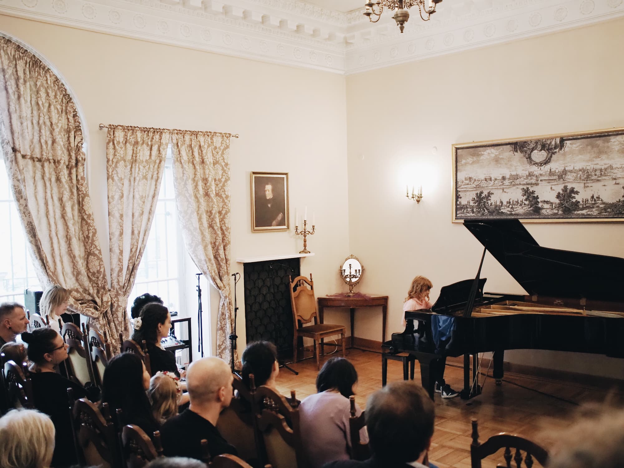 Najmłodsza pianistka, czerwiec 2026 Mała uczennica Szkoły Muzycznej Unisono gra na fortepianie przed publicznością w Pałacu Szustra