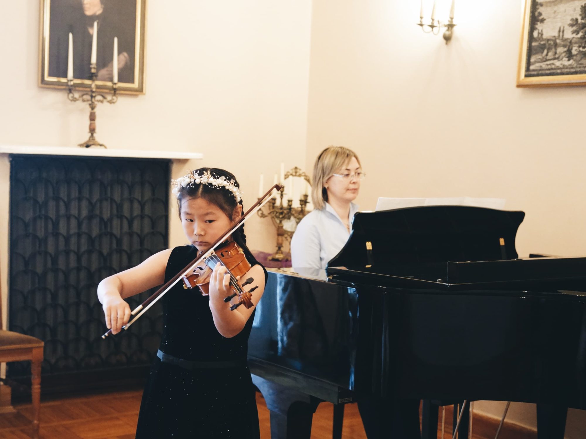 Skrzypce i fortepian, Koncert Wiosenny 2026 Uczennica gra na skrzypcach z akompaniamentem fortepianu podczas Koncertu Wiosennego 2026