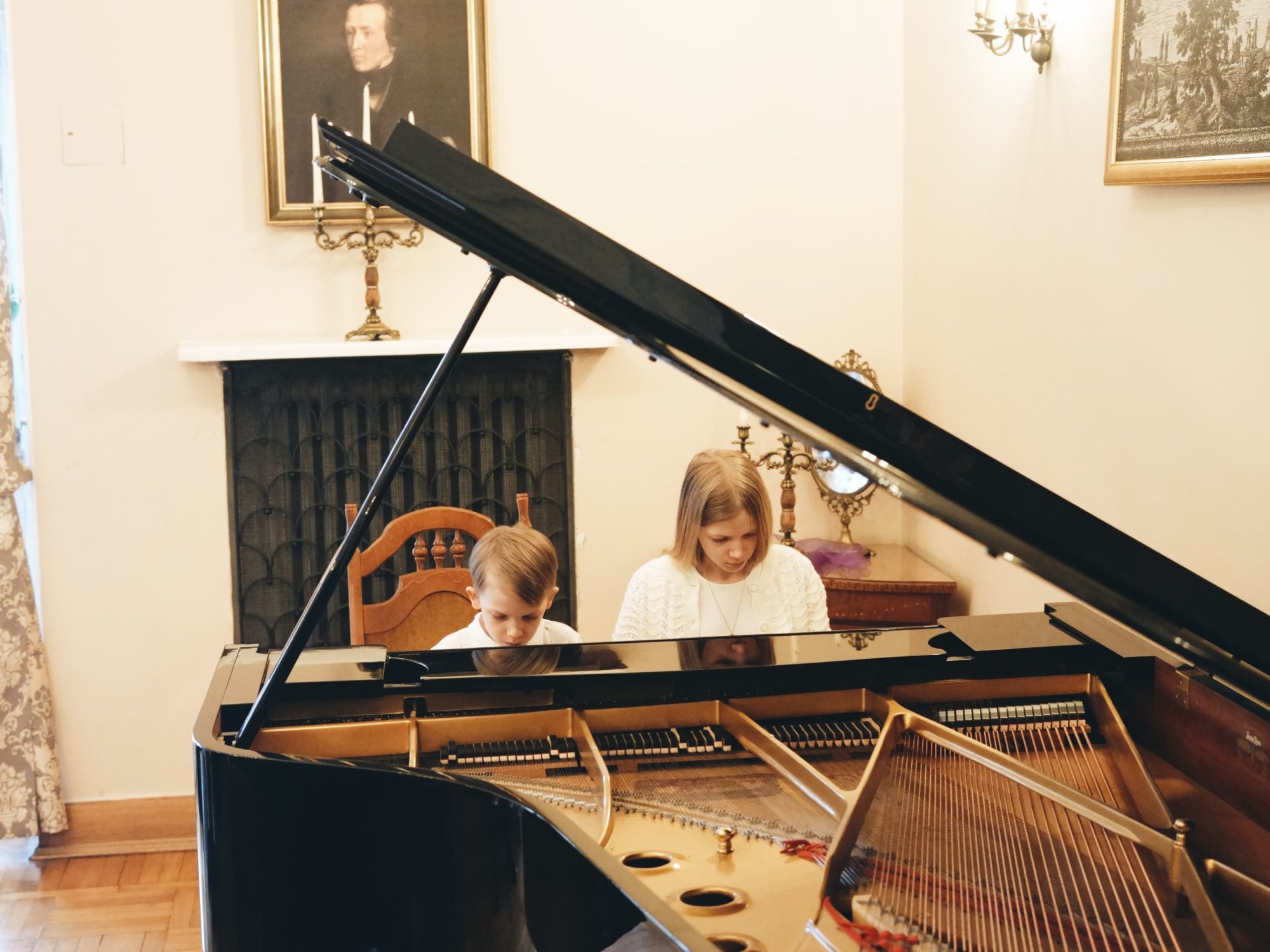 Duet fortepianowy rodzeństwa Dwoje uczniów gra na cztery ręce przy jednym fortepianie, Koncert Wiosenny 2026 w Pałacu Szustra