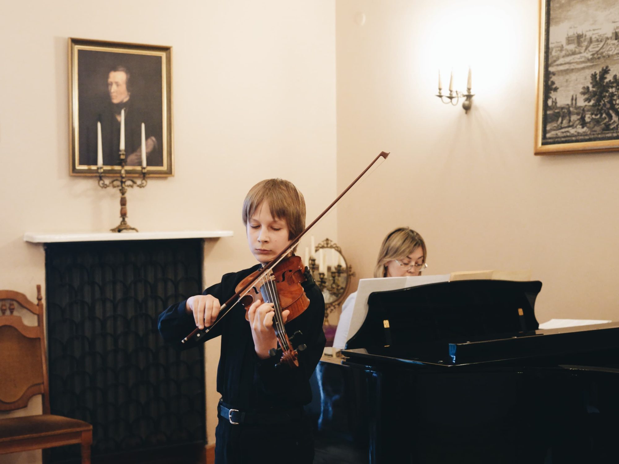 Młody skrzypek z akompaniamentem, 2026 Chłopiec gra na skrzypcach z nut, przy fortepianie akompaniatorka, Koncert Wiosenny 2026