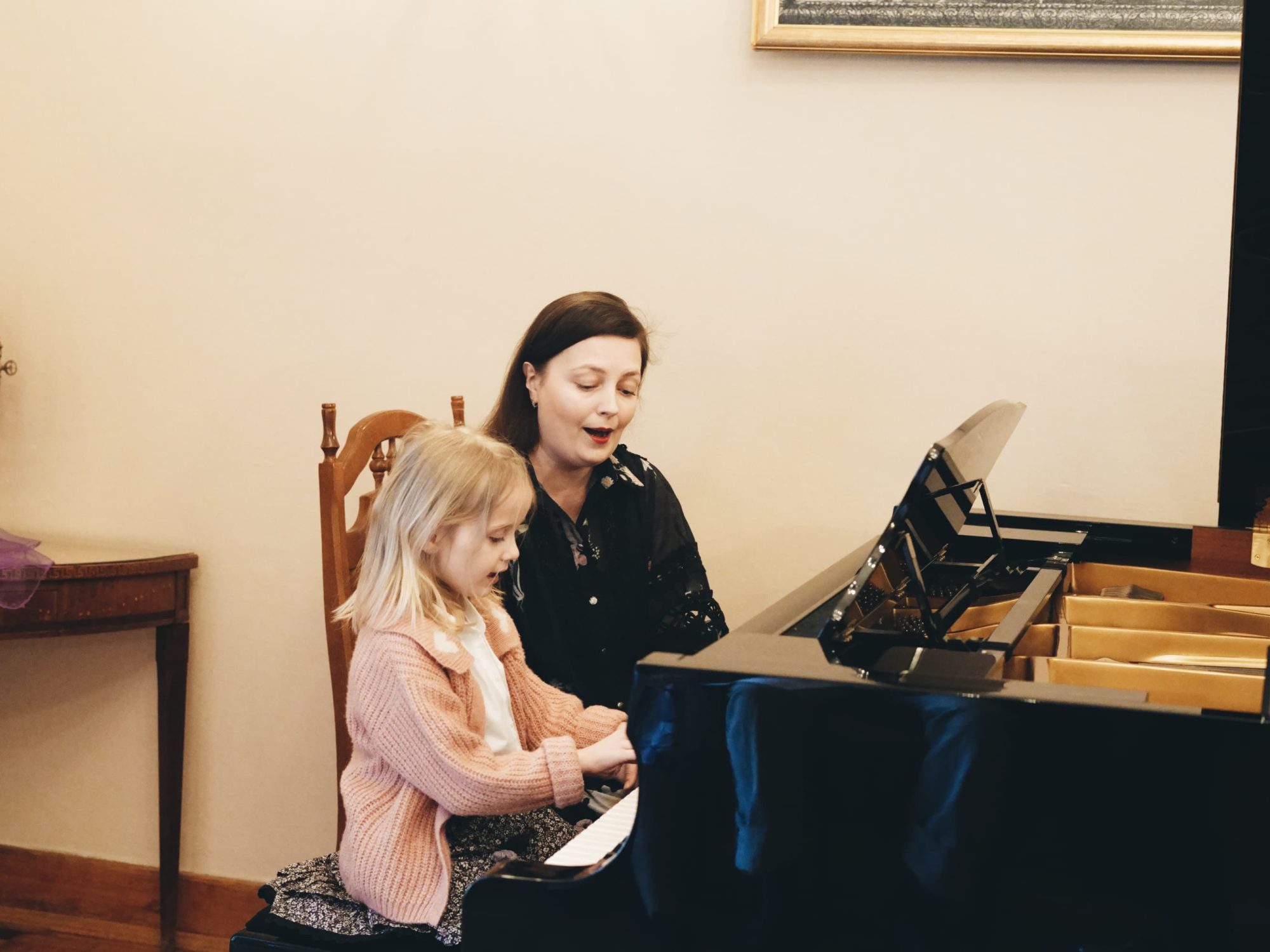 Duet fortepianowy uczennicy i nauczycielki Mała uczennica gra na fortepianie w duecie z nauczycielką, Koncert Wiosenny 2026 w Pałacu Szustra